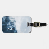 Misty Tree Top Forest - Atmospheric Woodland Gepäckanhänger (Vorderseite horizontal)