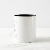 Mit Absicht laufen - 1 Korinther 9:26 Zweifarbige Tasse (Mittel)
