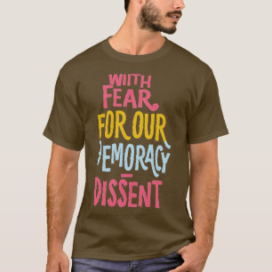 Mit Angst um unsere Demokratie abweichend lustig I T-Shirt