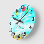 Mit Ballons über die Stadt fliegen Runde Wanduhr (Winkel)