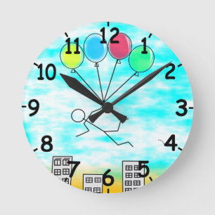 Mit Ballons über die Stadt fliegen Runde Wanduhr