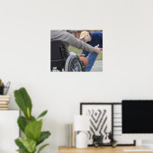 Mit Behinderung Mann, der Basketball mit seinem So Poster (Heimbüro)