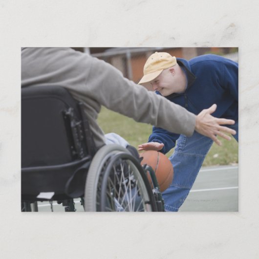 Mit Behinderung Mann, der Basketball mit seinem So Postkarte (Vorderseite)