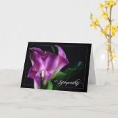 mit Beileid Lila Calla Lilies auf Schwarz Karte (Gelbe Blume)