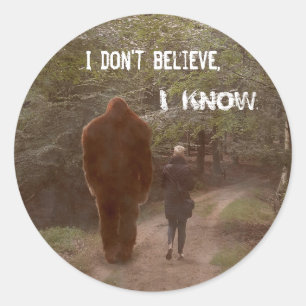 MIT BIGFOOT SASQUATCH WANDELN - ICH WEISS RUNDER AUFKLEBER
