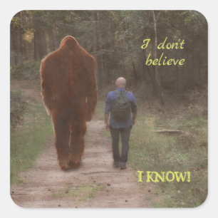 MIT BIGFOOT SASQUATCH WANDELN QUADRATISCHER AUFKLEBER