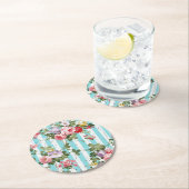 Mit Blumen auf verwittertem antikem blauem Runder Pappuntersetzer (Vor Ort)