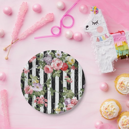 Mit Blumen auf verwittertem schwarzem Streifen Pappteller (Party)