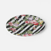 Mit Blumen auf verwittertem schwarzem Streifen Pappteller (Schrägansicht)