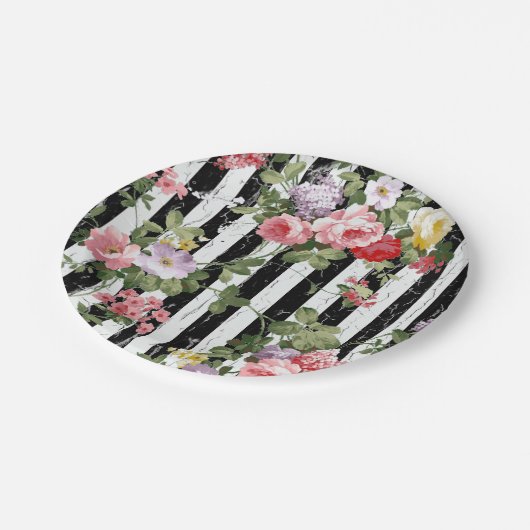 Mit Blumen auf verwittertem schwarzem Streifen Pappteller (Schrägansicht)