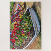 Mit Blumen gefülltes Boot am See Puzzle (Vertikal)