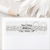 Mit Blumenrinnen in weißem Silber verwobene Herzen (Insitu)