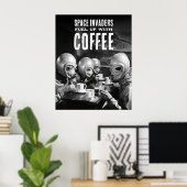 Mit Coffee Space Invaders Vintages Foto tanken Poster (Heimbüro)