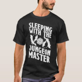 Mit dem Dungeon Master Funny RPG DM schlafen T-Shirt (Vorderseite)