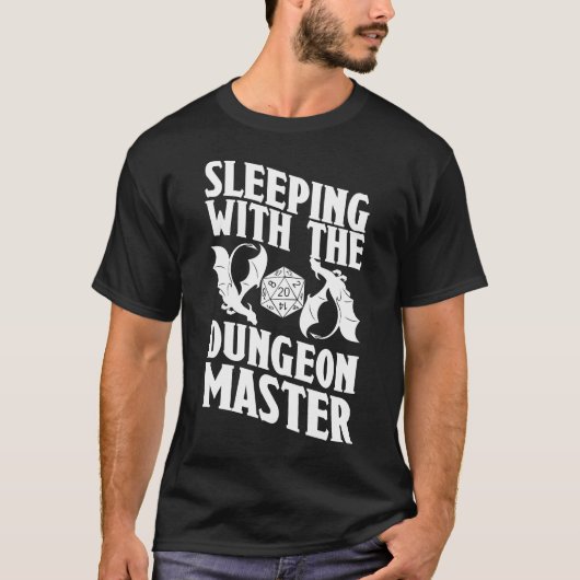 Mit dem Dungeon Master Funny RPG DM schlafen T-Shirt (Vorderseite)