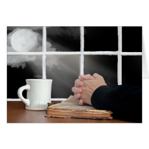 Mit dem Mond die Hände auf die Bibel beten