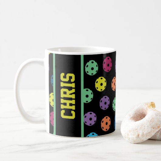Mit dem Namen Pickleball: mehr Pickleballs auf sch Kaffeetasse (Mit Donut)