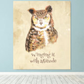 Mit der Einstellung Owl Sassy Attitude Print Leinwanddruck (Insitu (Holzboden))