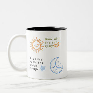 Mit der Sonne wachsen, mit dem Mond atmen Zweifarbige Tasse