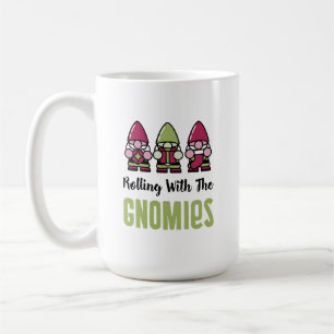 Mit der Tasse des Gnomen-Kaffees rollen