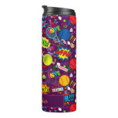 Mit eigenem Text 🎾 Eclectic Tennis 🎾 Muster lila Thermosbecher (Nach rechts gedreht)