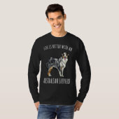 Mit einem Australian Shepherd Hund T-Shirt (Vorne ganz)