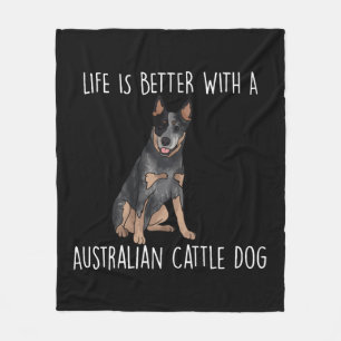 Mit einem australischen Rinderhund ist das Leben b Fleecedecke
