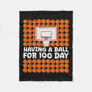mit einem Ball für 100 Tage Basketball in der Schu Fleecedecke