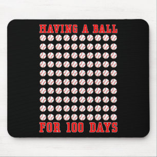 mit einem Ball für 100 Tage der Schule 100. Baseba Mousepad