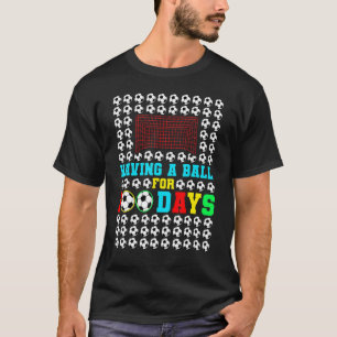 mit einem Ball für 100 Tage Kinder Jungs Fußball-P T-Shirt