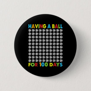 mit einem Ball für 100 Tage Schulsoccer 100. Button