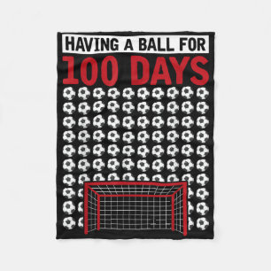 mit einem Ball für 100 Tage Schulsoccer 100. Fleecedecke