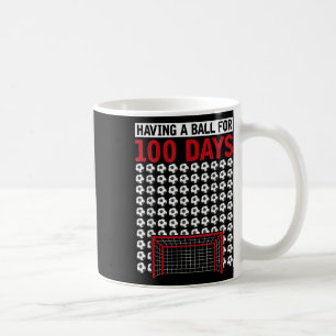mit einem Ball für 100 Tage Schulsoccer 100. Kaffeetasse
