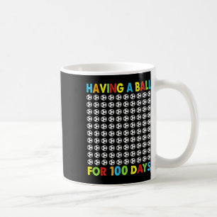 mit einem Ball für 100 Tage Schulsoccer 100. Kaffeetasse