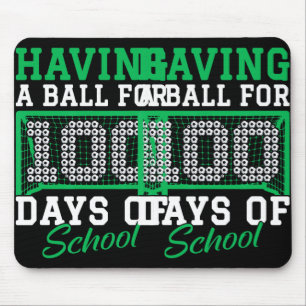 mit einem Ball für 100 Tage Schulsoccer 100. Mousepad