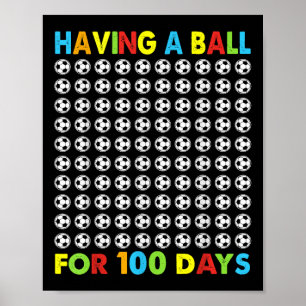 mit einem Ball für 100 Tage Schulsoccer 100. Poster