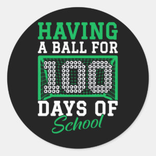 mit einem Ball für 100 Tage Schulsoccer 100. Runder Aufkleber