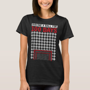 mit einem Ball für 100 Tage Schulsoccer 100. T-Shirt
