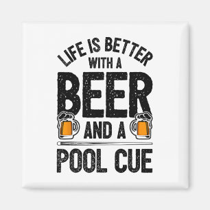 Mit einem Bier und einem Pool Cue Funny Bi ist das Magnet