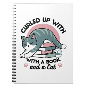 Mit einem Buch und einer Katze aufgerollt - Gemütl