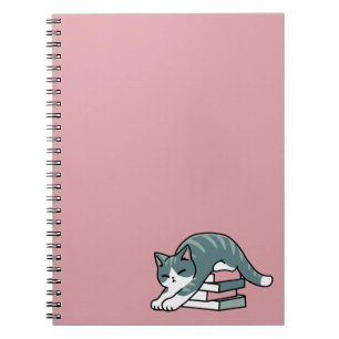 Mit einem Buch und einer Katze aufgerollt - Gemütl