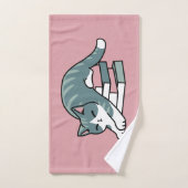 Mit einem Buch und einer Katze aufgerollt - Gemütl Badhandtuch Set (Handtuch)