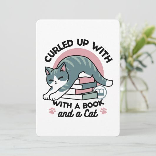 Mit einem Buch und einer Katze aufgerollt - Gemütl Einladung (Stehend Vorderseite)