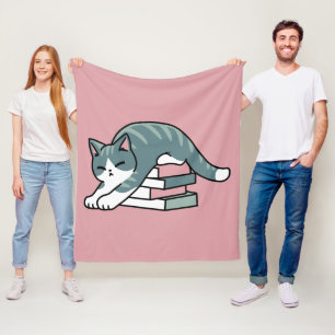 Mit einem Buch und einer Katze aufgerollt - Gemütl Fleecedecke