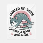 Mit einem Buch und einer Katze aufgerollt - Gemütl Fleecedecke (Vorderseite)