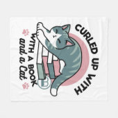 Mit einem Buch und einer Katze aufgerollt - Gemütl Fleecedecke (Vorderseite (Horizontal))
