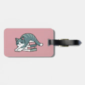 Mit einem Buch und einer Katze aufgerollt - Gemütl Gepäckanhänger (Rückseite horizontal)