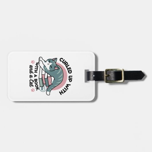 Mit einem Buch und einer Katze aufgerollt - Gemütl Gepäckanhänger (Vorderseite horizontal)