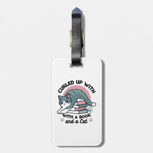 Mit einem Buch und einer Katze aufgerollt - Gemütl Gepäckanhänger (Rückseite vertikal)