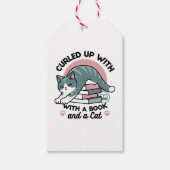 Mit einem Buch und einer Katze aufgerollt - Gemütl Geschenkanhänger (Vorderseite)